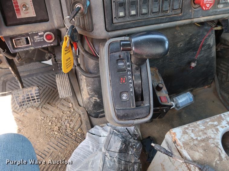 image for item DF2270 2004 International 4400 service truck