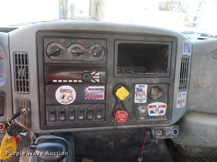 image for item DF2270 2004 International 4400 service truck