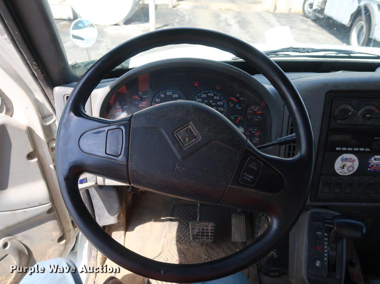 image for item DF2270 2004 International 4400 service truck