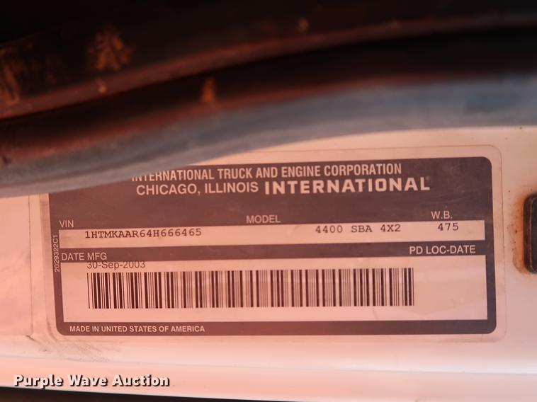 image for item DF2270 2004 International 4400 service truck