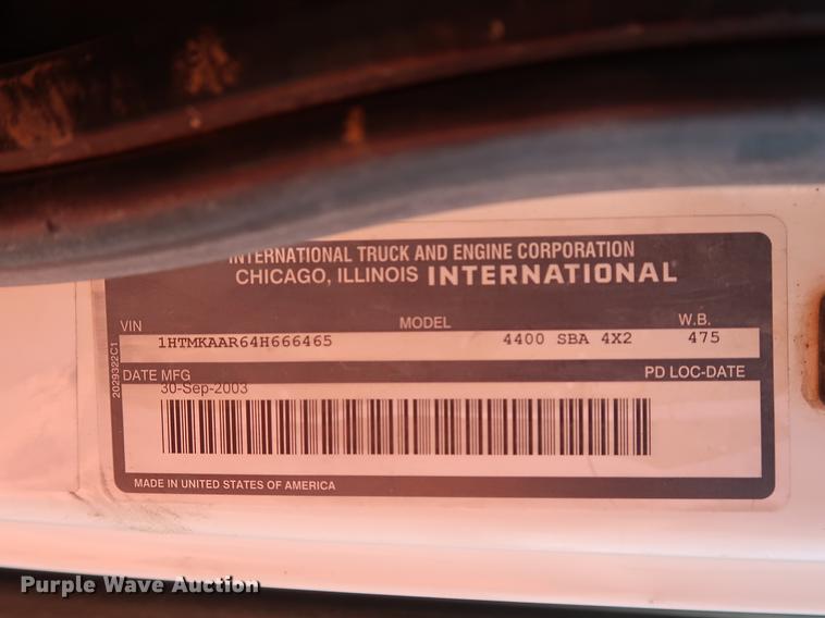 image for item DF2270 2004 International 4400 service truck