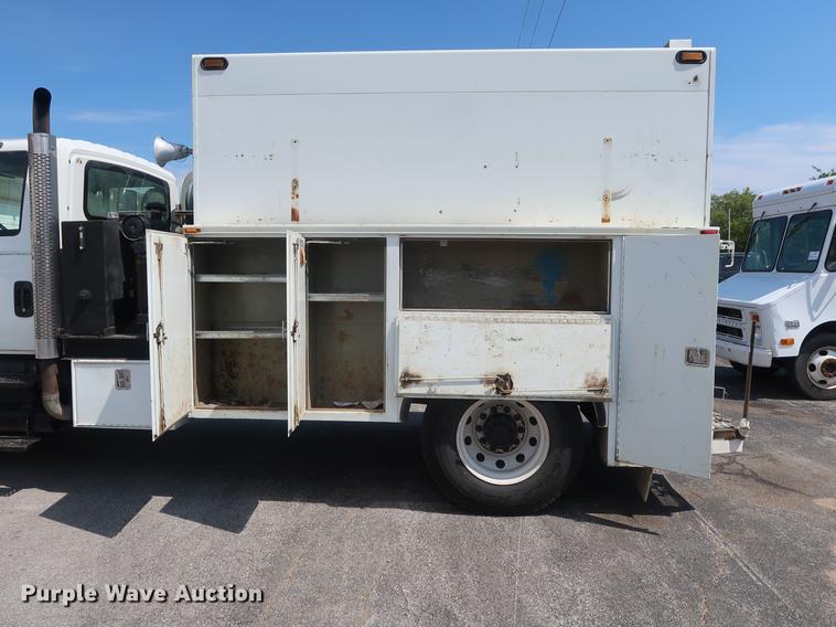 image for item DF2270 2004 International 4400 service truck