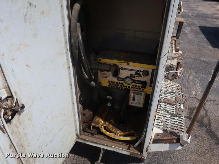 image for item DF2270 2004 International 4400 service truck