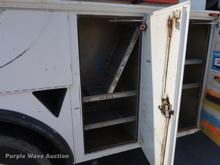 image for item DF2270 2004 International 4400 service truck