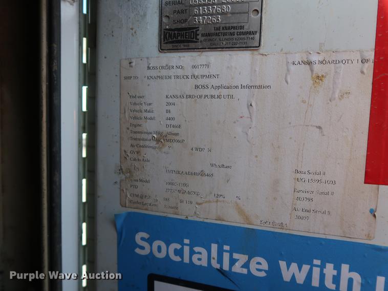 image for item DF2270 2004 International 4400 service truck