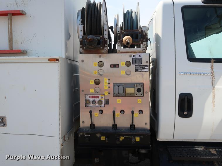 image for item DF2270 2004 International 4400 service truck