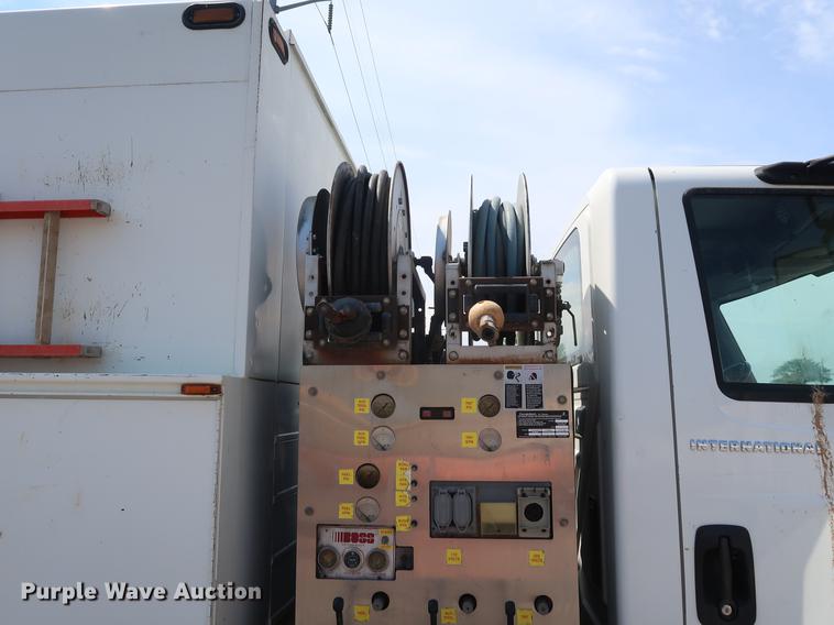 image for item DF2270 2004 International 4400 service truck