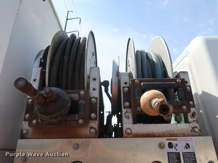 image for item DF2270 2004 International 4400 service truck