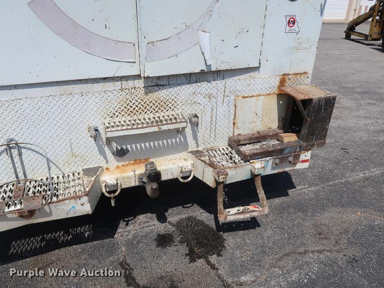 image for item DF2270 2004 International 4400 service truck