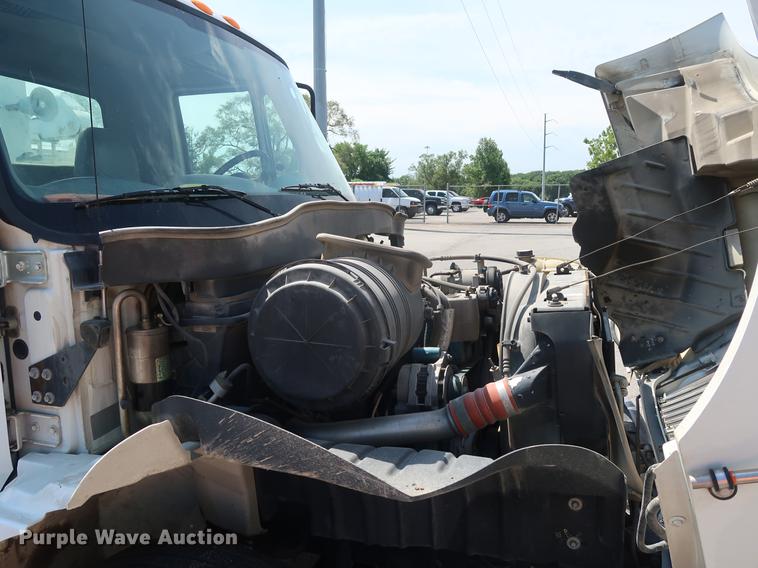 image for item DF2270 2004 International 4400 service truck