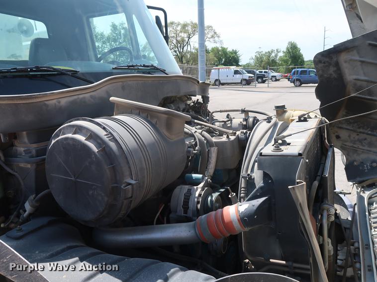 image for item DF2270 2004 International 4400 service truck