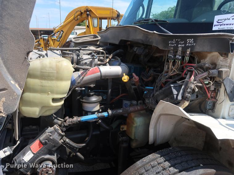 image for item DF2270 2004 International 4400 service truck