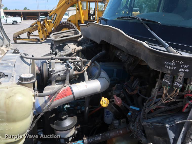 image for item DF2270 2004 International 4400 service truck