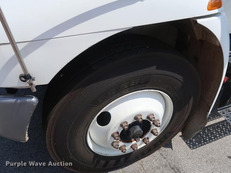 image for item DF2270 2004 International 4400 service truck