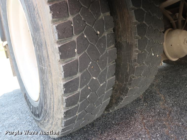 image for item DF2270 2004 International 4400 service truck