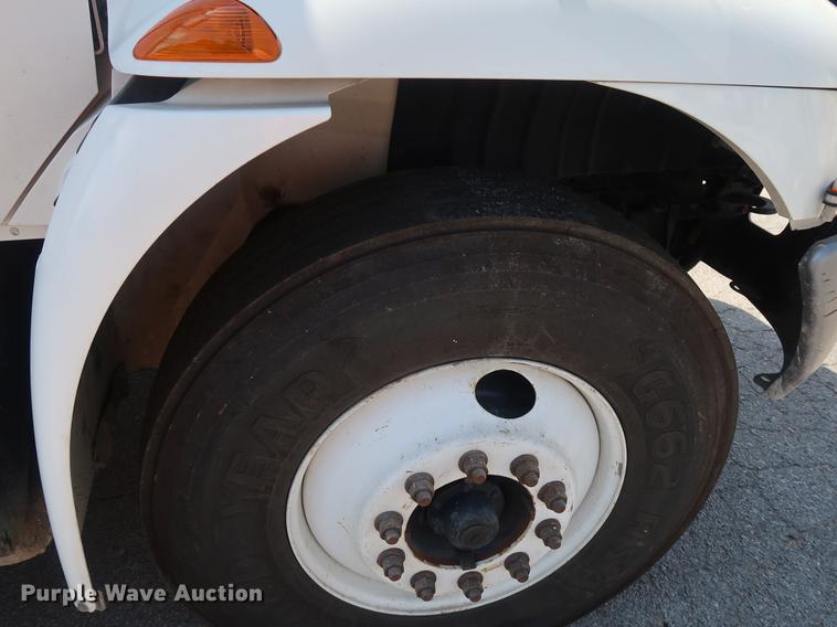 image for item DF2270 2004 International 4400 service truck