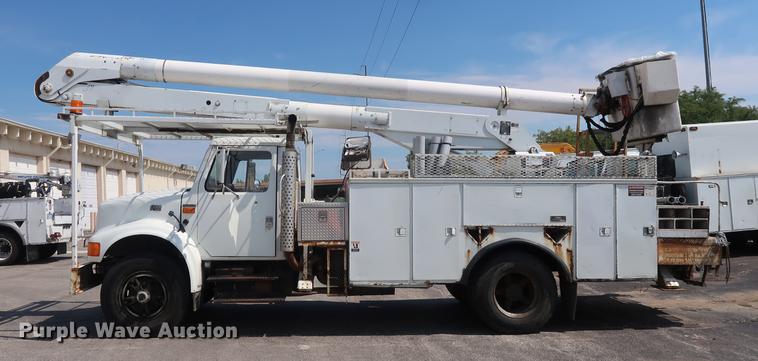 image for item DF2271 1994 International 4900 bucket truck