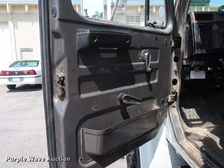 image for item DF2271 1994 International 4900 bucket truck