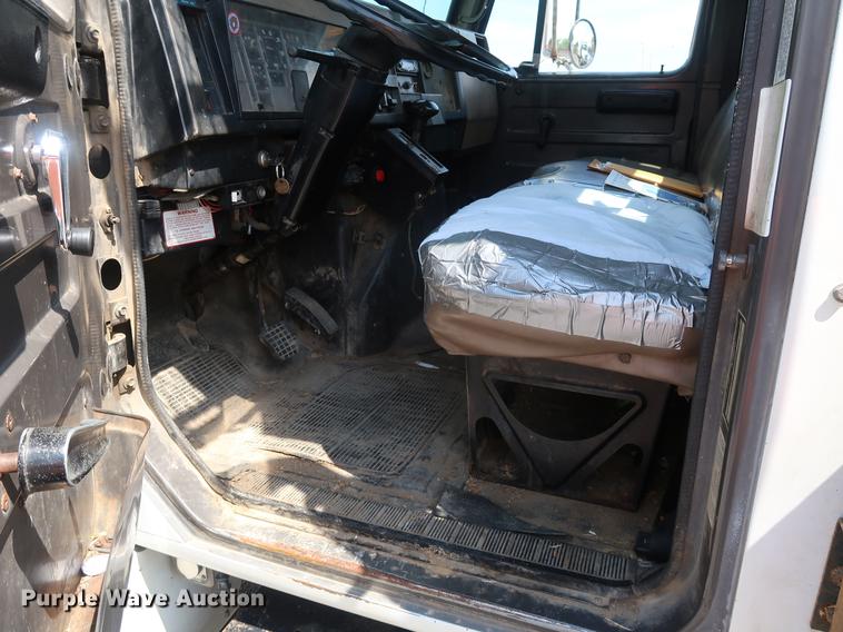 image for item DF2271 1994 International 4900 bucket truck