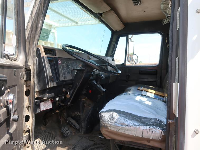 image for item DF2271 1994 International 4900 bucket truck