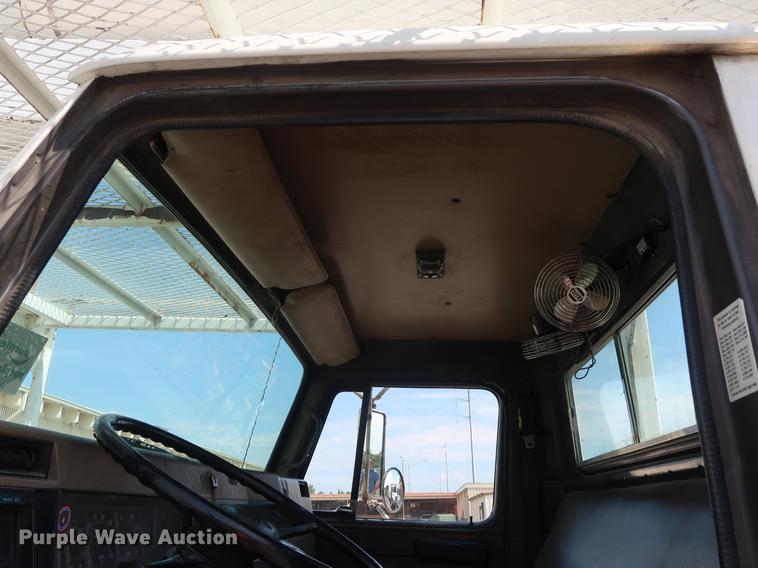 image for item DF2271 1994 International 4900 bucket truck