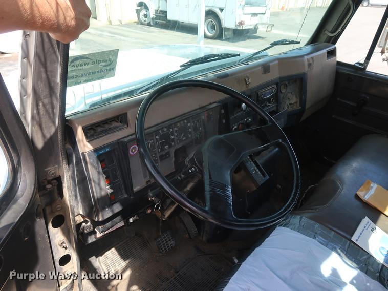 image for item DF2271 1994 International 4900 bucket truck