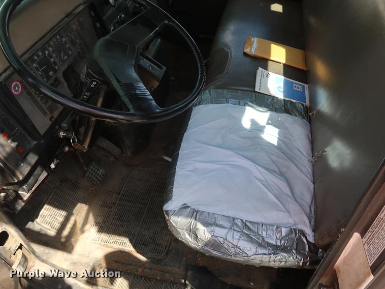 image for item DF2271 1994 International 4900 bucket truck