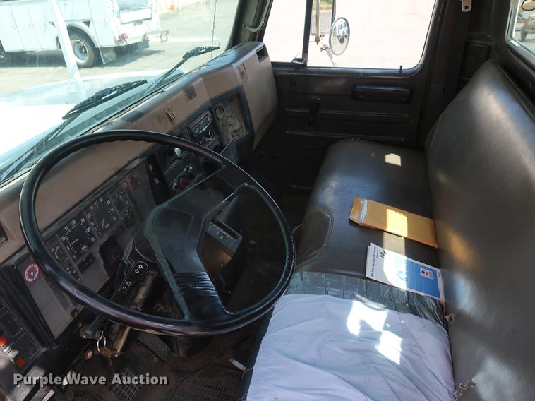 image for item DF2271 1994 International 4900 bucket truck