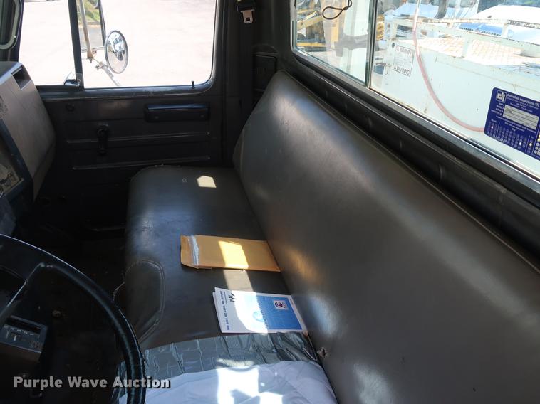 image for item DF2271 1994 International 4900 bucket truck