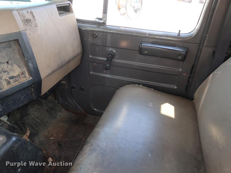 image for item DF2271 1994 International 4900 bucket truck