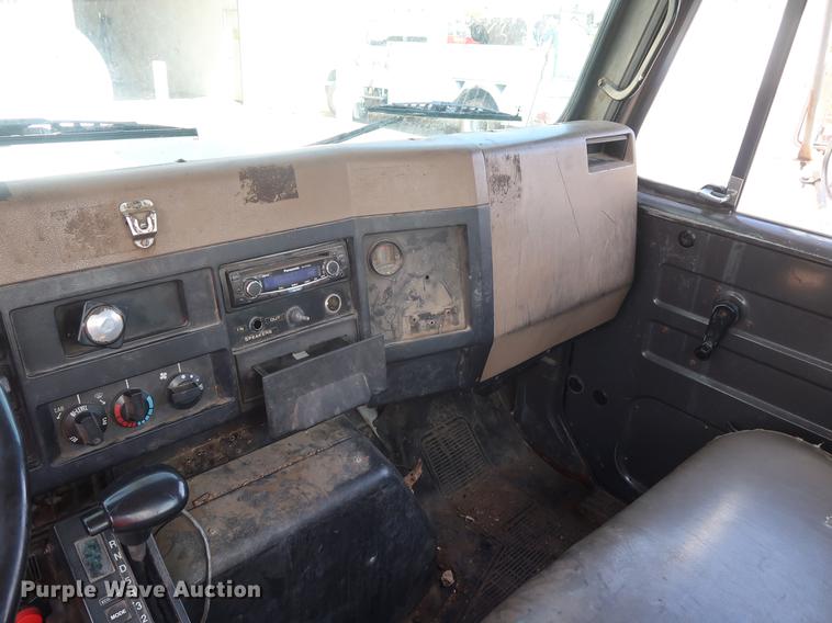 image for item DF2271 1994 International 4900 bucket truck