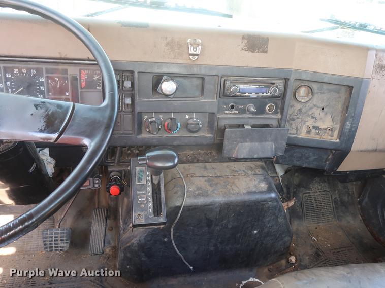 image for item DF2271 1994 International 4900 bucket truck