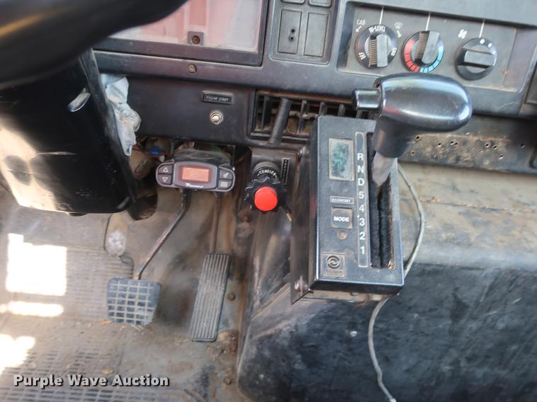 image for item DF2271 1994 International 4900 bucket truck