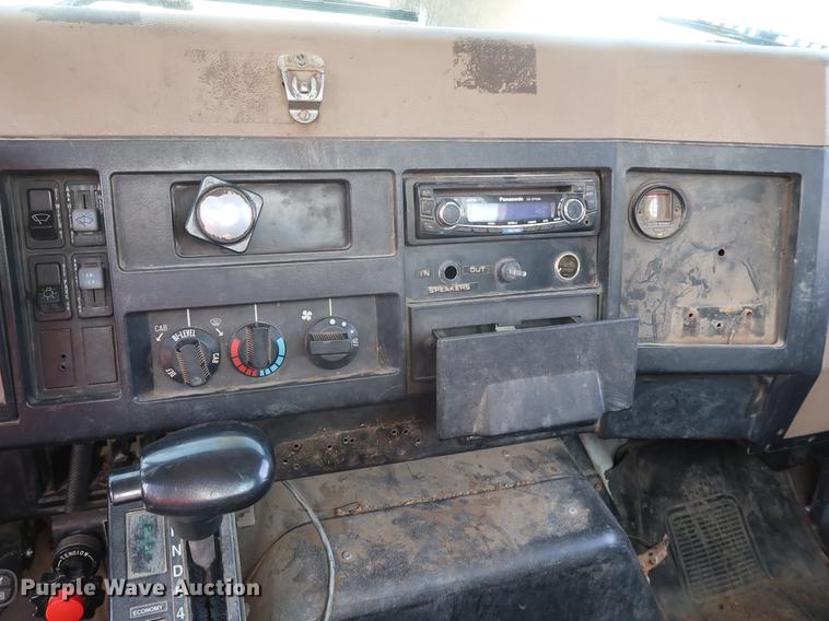 image for item DF2271 1994 International 4900 bucket truck