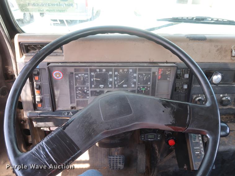 image for item DF2271 1994 International 4900 bucket truck