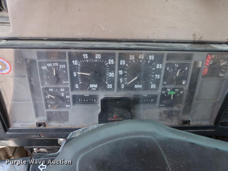 image for item DF2271 1994 International 4900 bucket truck