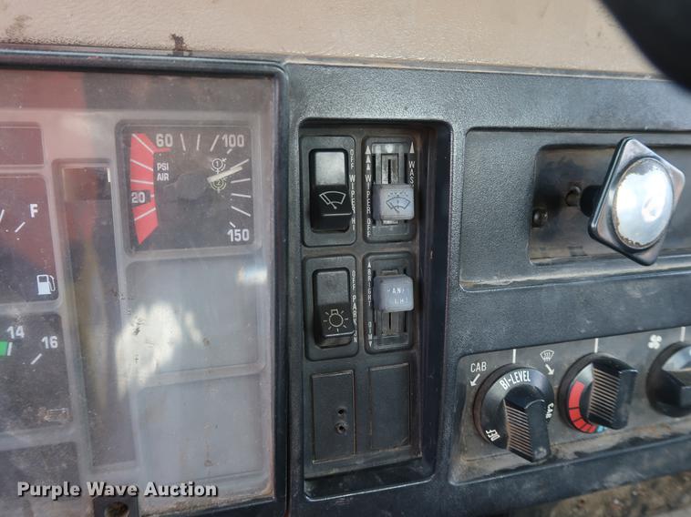 image for item DF2271 1994 International 4900 bucket truck