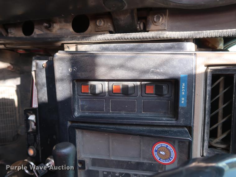 image for item DF2271 1994 International 4900 bucket truck