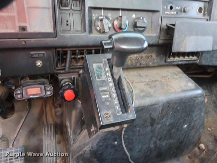 image for item DF2271 1994 International 4900 bucket truck