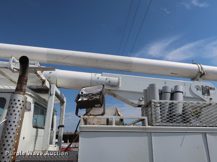 image for item DF2271 1994 International 4900 bucket truck