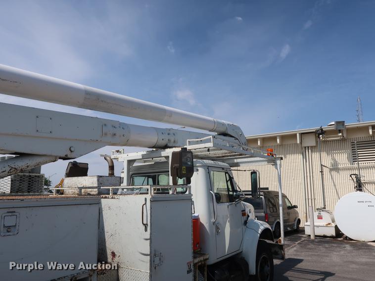 image for item DF2271 1994 International 4900 bucket truck