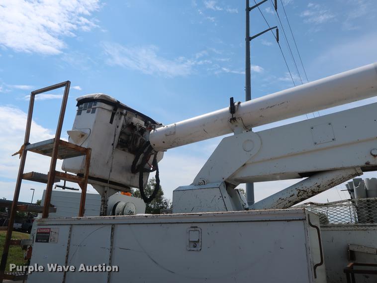 image for item DF2271 1994 International 4900 bucket truck