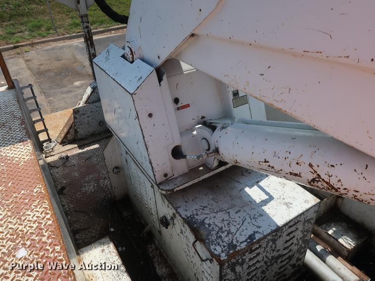image for item DF2271 1994 International 4900 bucket truck