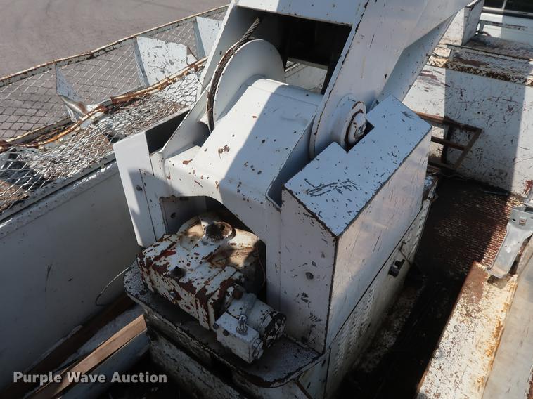 image for item DF2271 1994 International 4900 bucket truck