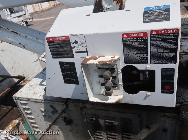 image for item DF2271 1994 International 4900 bucket truck