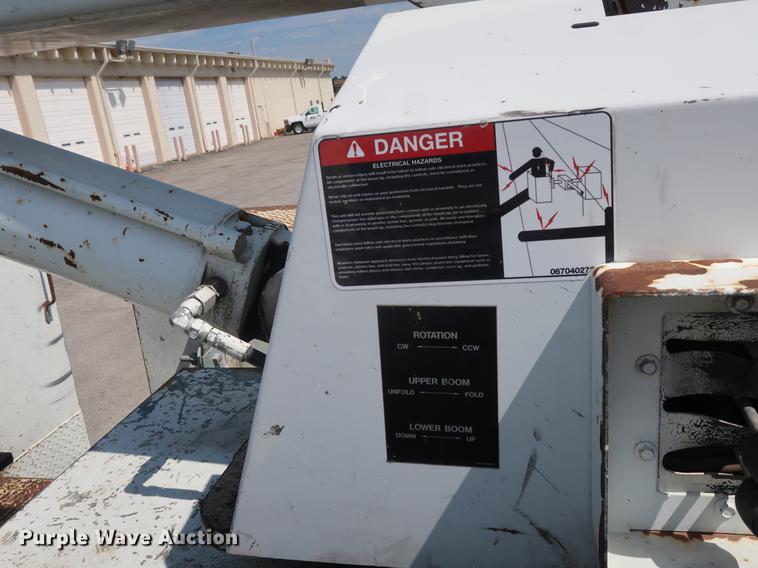 image for item DF2271 1994 International 4900 bucket truck