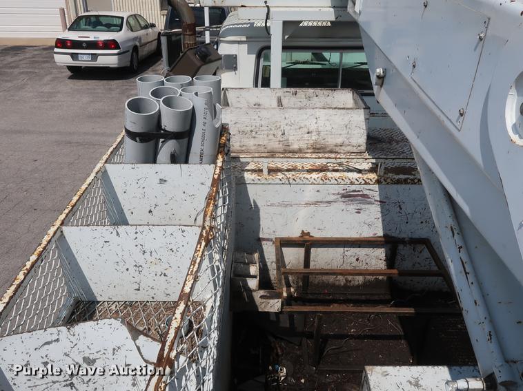 image for item DF2271 1994 International 4900 bucket truck