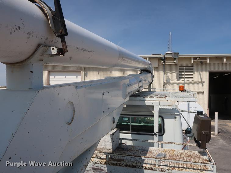 image for item DF2271 1994 International 4900 bucket truck