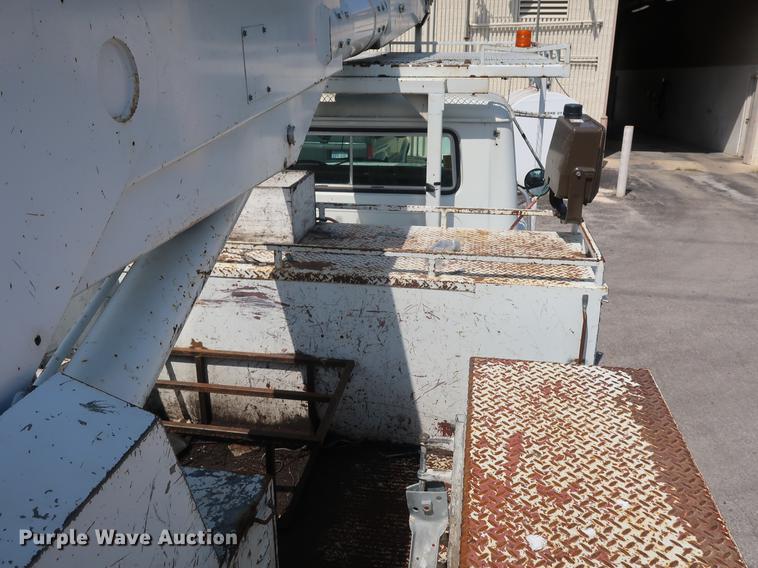 image for item DF2271 1994 International 4900 bucket truck