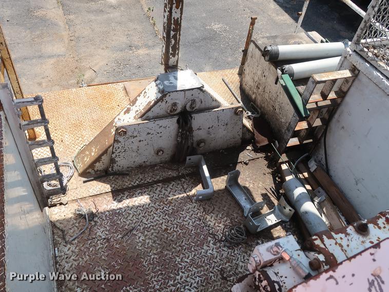 image for item DF2271 1994 International 4900 bucket truck